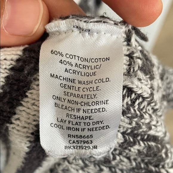 Wild Pearl Monochrome Knit Vest - Picture 3 of 7